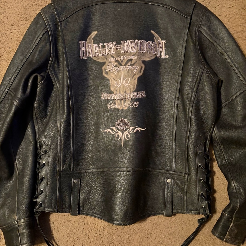 Men’s Medium Harley-Davidson Black heavy Leather Jacket . Fits like a ladies L.